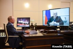 Владимир Путин проводит совещание с премьером Михаилом Мишустиным в дистанционном формате