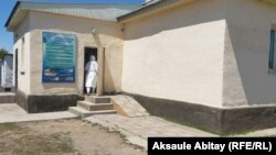 У здания диспансера в селе на юге Казахстана.