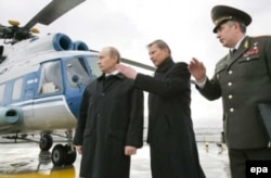 Президент России Владимир Путин, министр обороны Сергей Иванов и начальник ГРУ Валентин Корабельников на церемони открытия новой штаб-квартиры военной разведки в Москве, 8 ноября 2006 года