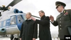 Valentin Korabelnikov (right) with then-President Vladimir Putin and then-Defense Minister Sergei Ivanov in 2006