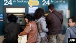 Луѓе вадат пари од банкомати во Кипар