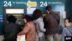 Kiprdə hamı banklardan pullarını çıxarır