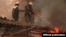 Сотрудники МЧС КР тушат пожар. Архивное фото. 