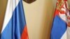 Flamuri rus dhe ai serb. Fotografi nga arkivi.