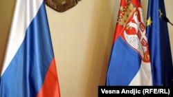 Российский и сербский флаги. Иллюстрационное фото
