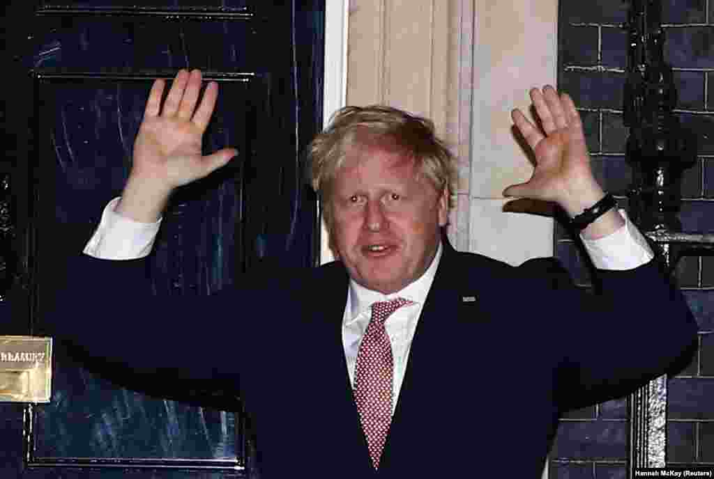 ВЕЛИКА БРИТАНИЈА - Премиерот Борис Џонсон се тестираше за коронавирус и тестот е позитивен, соопшти Даунинг стрит и доплни дека британскиот премиер има благи симптоми и ќе се изолира во Даунинг стрит, објавија британските медиуми.