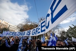 Protestuesit në Athinë mbajnë në duar banerin ku shkruan “Maqedonia është Greqi”. 20 janar, 2019.