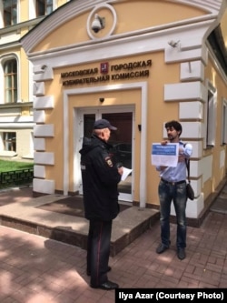 Андрей Морев пикетирует Московскую избирательную комиссию