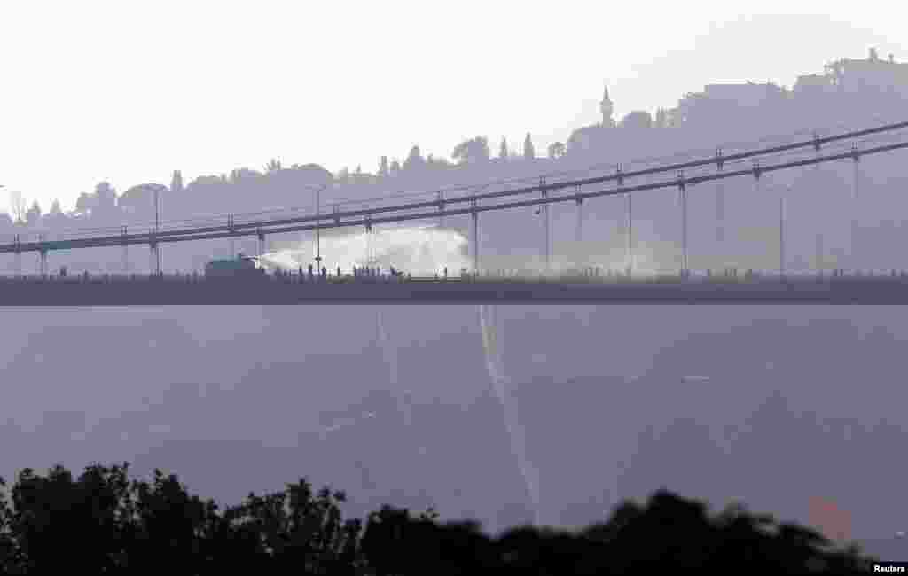 Броньований автомобіль поліції використовував водомети для розгону антиурядових сил на Босфорському мосту в Стамбулі