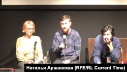 Jurnaliștii Liubov Zemțova, Vladimir Mihailovski și Maksim Haryulenka (de la stânga la dreapta)