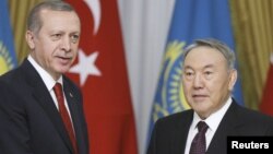 Президент Турции Реджеп Тайип Эрдоган (слева) и президент Казахстана Нурсултан Назарбаев.