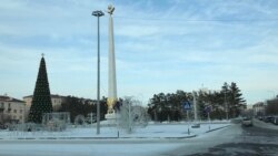 Несколько лет назад на этом месте в центре Караганды стоял памятник Ленину. Теперь здесь — стела Независимости.