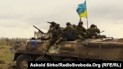 Ushtarët e Ukrainës në një pozicion në pjesën lindore të këti jvendi