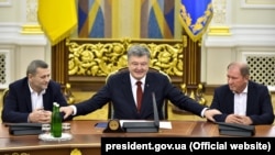 Президент Украины Петр Порошенко на встрече с Ахтемом Чийгозом и Ильми Умеровым. Киев, 27 октября 2017 года.