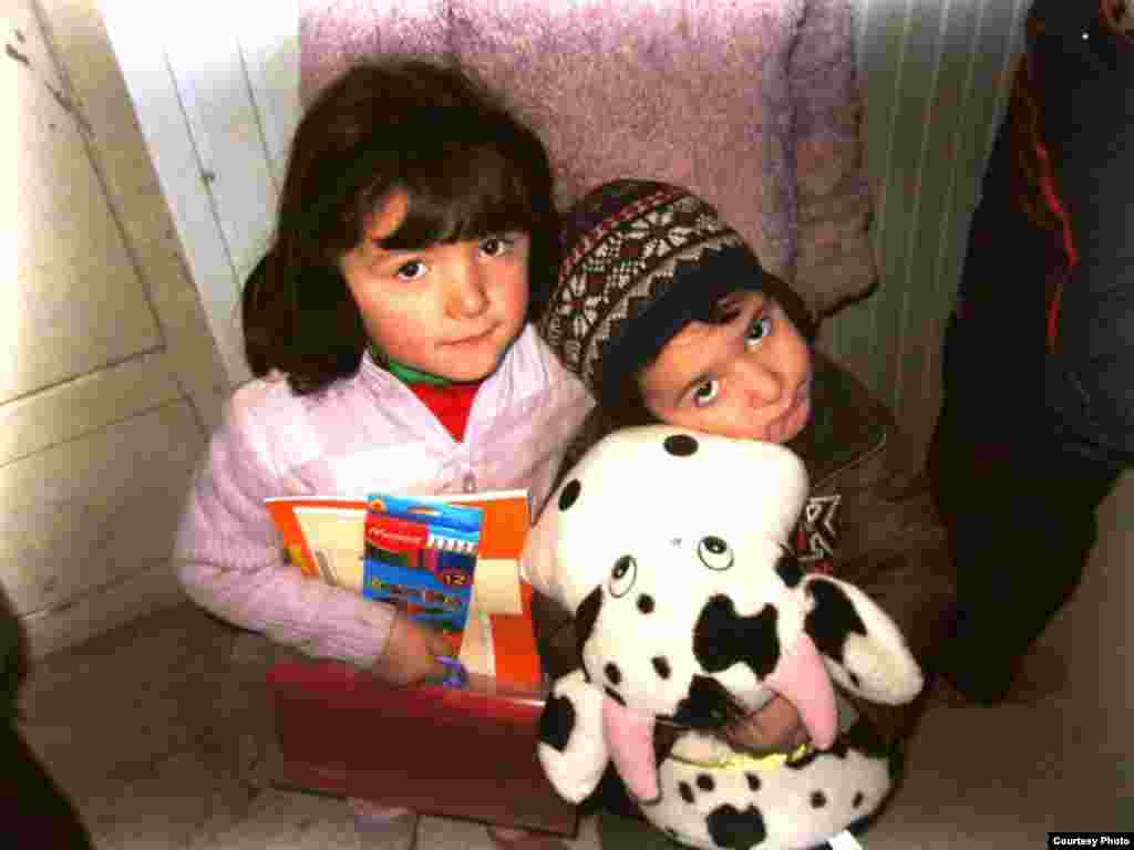 Children pose with their New Year&#39;s presents. 