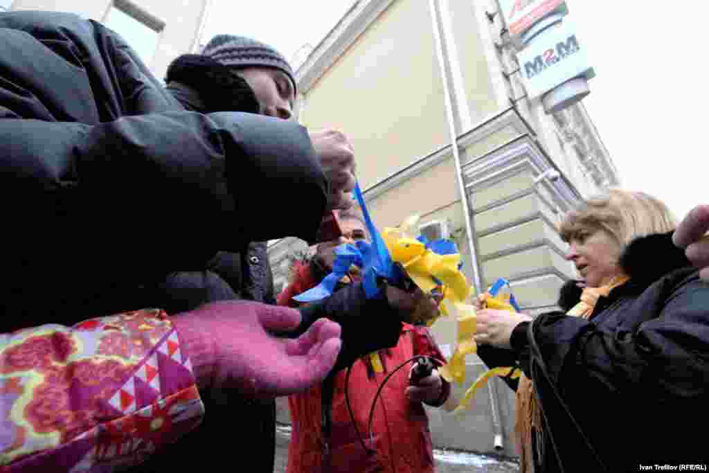 Московская акция поддержки &quot;Евромайдана&quot;. Посольство Украины