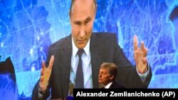 Речник президента Росії Дмитро Пєсков під час пресконференції Володимира Путіна, архівне фото