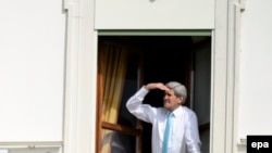 Dövlət katibi John Kerry Lozannadakı otağının pəncərəsindən baxır. 