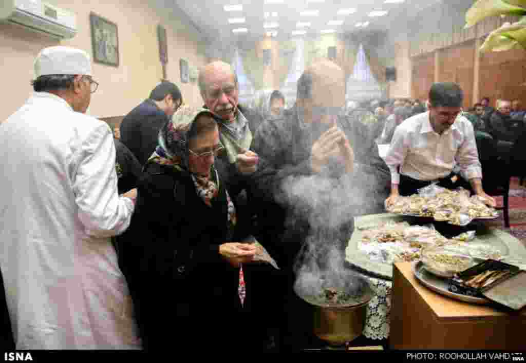 فردوسی در وصف «درختی» که از پندار زرتشت پدید آمد چنین سروده است: «همه برگ او پند و بارش خرد | کسی كز خرد برخورد کی مرد» «خجسته پی و نام او زردهشت | که اهریمن بد‌کنش را بکشت».