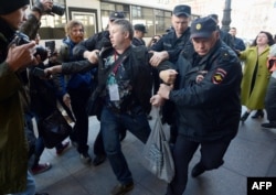 Полиция задерживает Динара Идрисова