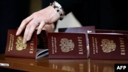 24 квітня президент Росії Володимир Путін підписав указ, за ​​яким жителі окупованих територій Донбасу зможуть у спрощеному порядку отримувати громадянство Росії