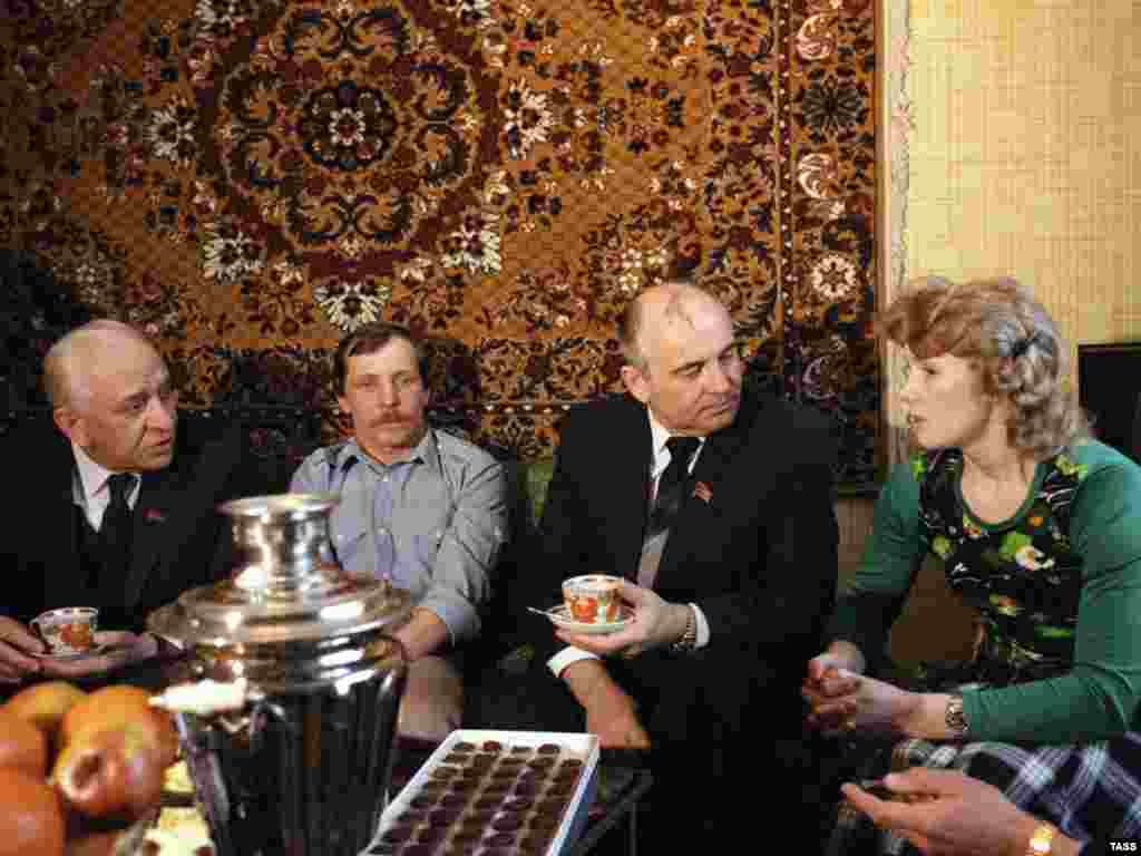 Михаил Горбачев и Виктор Гришин в гостях у обыкновенной советской семьи, 18 апреля 1985