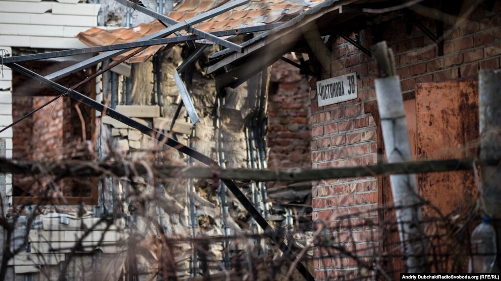 Жодного цілого будинку у Пісках ми не побачили