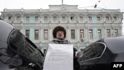Russia - A woman protests in front of the Belarus embassy in support of arrested journalists, Moscow, 27Dec2010