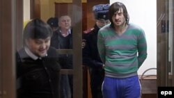 Трое из пяти подсудимых по делу: Лом-Али Гайтукаев, Ибрагим и Рустам Махмудовы в зале суда