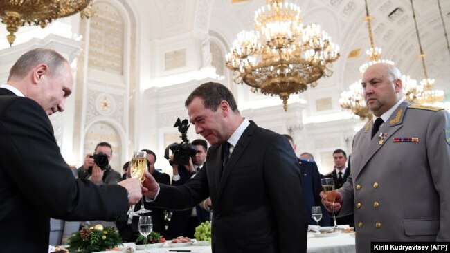 Наздравица между Владимир Путин и премиера Дмитрий Медведев пред Сергей Суровикин, след церемония за връчване на държавни награди на военнослужещи в Сирия - Кремъл, 2017 г.