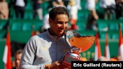 Rafael Nadal preuzima trofej