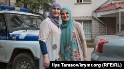 Крымскотатарская активистка Мумине Салиева со своим адвокатом Лилей Гемеджи