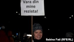 „Vara din mine rezistă!” - Umor și mînie în Piața Victoriei la București