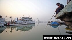 مردی در حال ماهیگیری در شط‌العرب که پس از پیوستن رودخانه‌های دجله و فرات در مرز ایران به خلیج فارس می‌ریزد