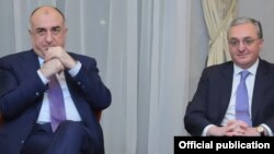 Ermənistan və Azərbaycanın xarici işlər nazirləri Zohrab Mnatsakanian (sağda) və Elmar Məmmədyarov