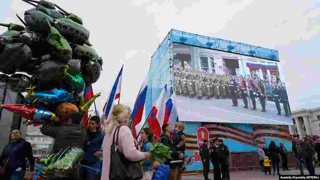 Празднование Дня победы началось с показа боевой техники и вооружения в центре Симферополя