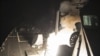 Ракетный эсминец "Росс" ведет стрельбу ракетами "Томагавк" по сирийской военно-воздушной базе 
