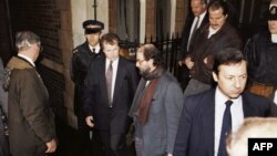 Böyük Britaniya - Salman Rushdie polis və mühafizəçilərin əhatəsində, 1992