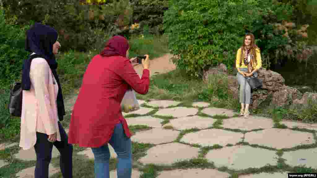 Девичья фотосессия не берегу другого пруда