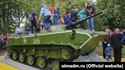 памятник боевой машине десанта БМД-1 в Симферополе