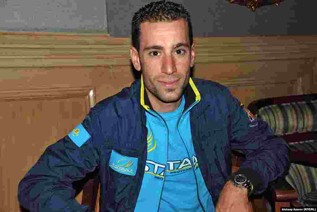 В составе Pro Team Astana в велогонке принял участие и один из самых известных спортсменов современности – итальянец Винченцо Нибали. Он – шестой велогонщик в истории, выигравший все три гранд-тура: Giro d'Italia, Tour de France и Vuelta a España. Как стало известно, из Усть-Каменогорска даже приехала группа любителей велоспорта, чтобы посмотреть на Винченцо Нибали.