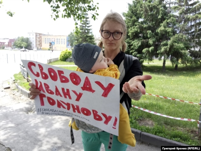 Журналист Иван Голуновты қолдап акция өткізіп тұрған адам. Новосибирск, 8 маусым 2019 жыл.