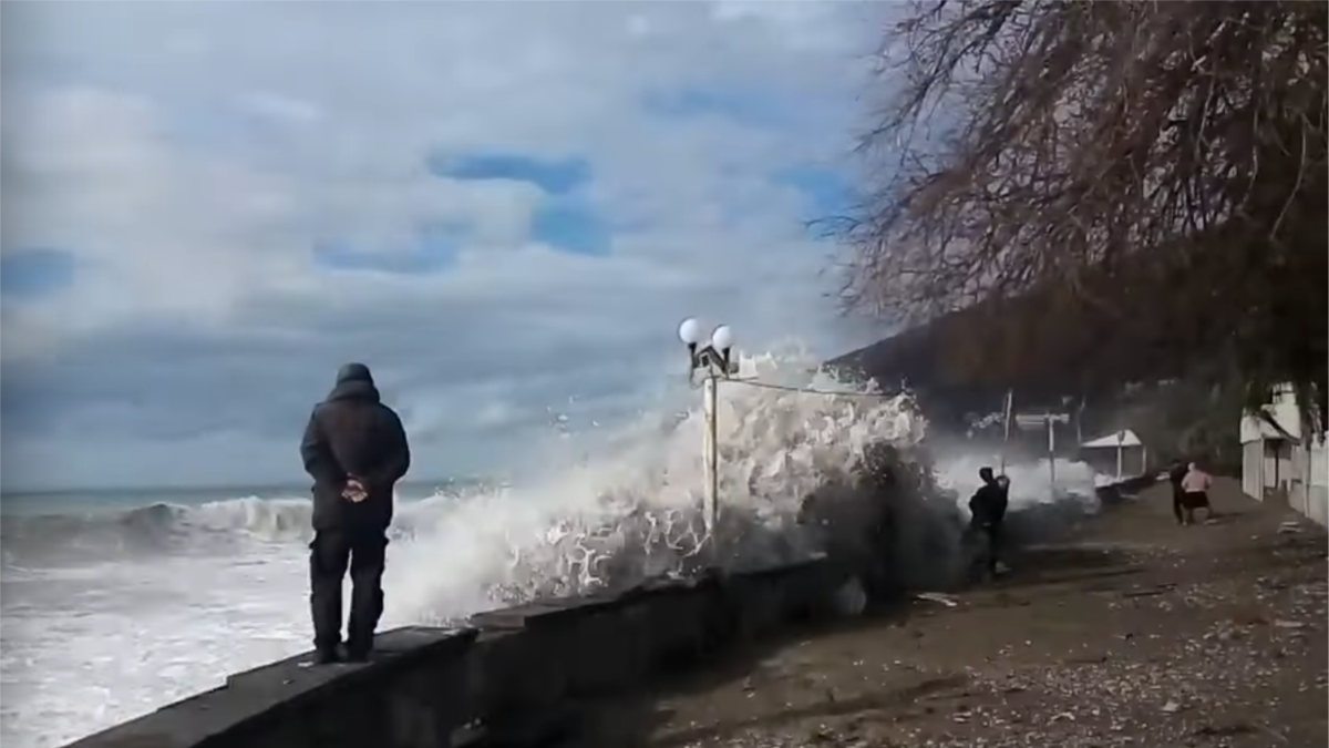 Видео шторма в абхазии. Ураган в Гаграх. Ураганы на побережье Абхазии. Шторм в Абхазии. Шторм в Гагре.