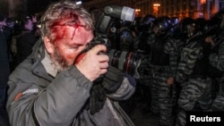 Поранений фотограф агентства Reuters під час подій на Майдані 30 листопада 2013 року