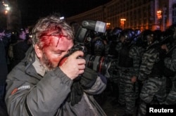 Побитий беркутівцями фотокореспондент інформаційного агентства Reuters Гліб Гаранич. Київ, Майдан. 30 листопада 2013 року