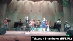 Кайра жаралган "Гүлдесте" аваздык-аспаптык тобунун Нарын шаарындагы концерти. 31-май. 2014