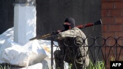 Участник пророссийского вооруженного отряда в Славянске. 6 мая 2014 года.