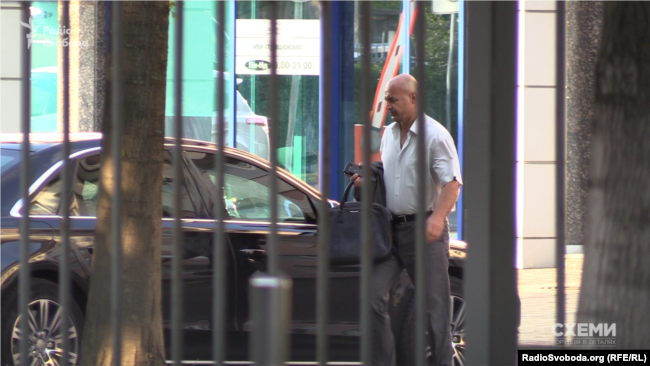 26 червня 2018-го. Народний депутат Ігор Кононенко виходить з одного зі столичних бізнес-центрів