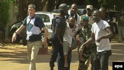 Повреден маж од нападот на хотелот Радисон Блу во Мали. 