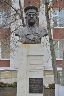 Bustul lui V. Erbiceanu în fața Curții de Apel Chișinău (Sursă: Arhiva personală)